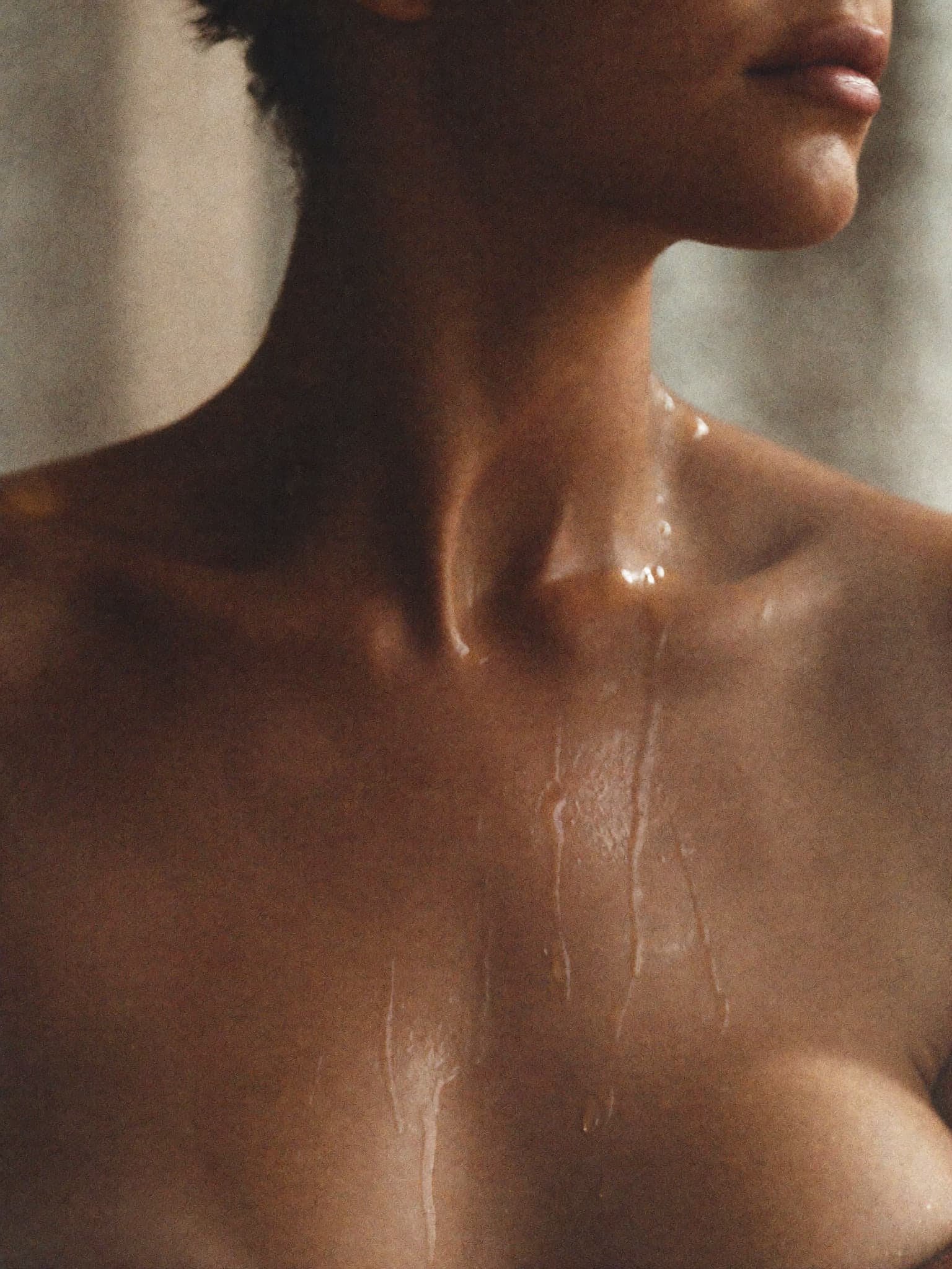 Glowing, dewy décolleté